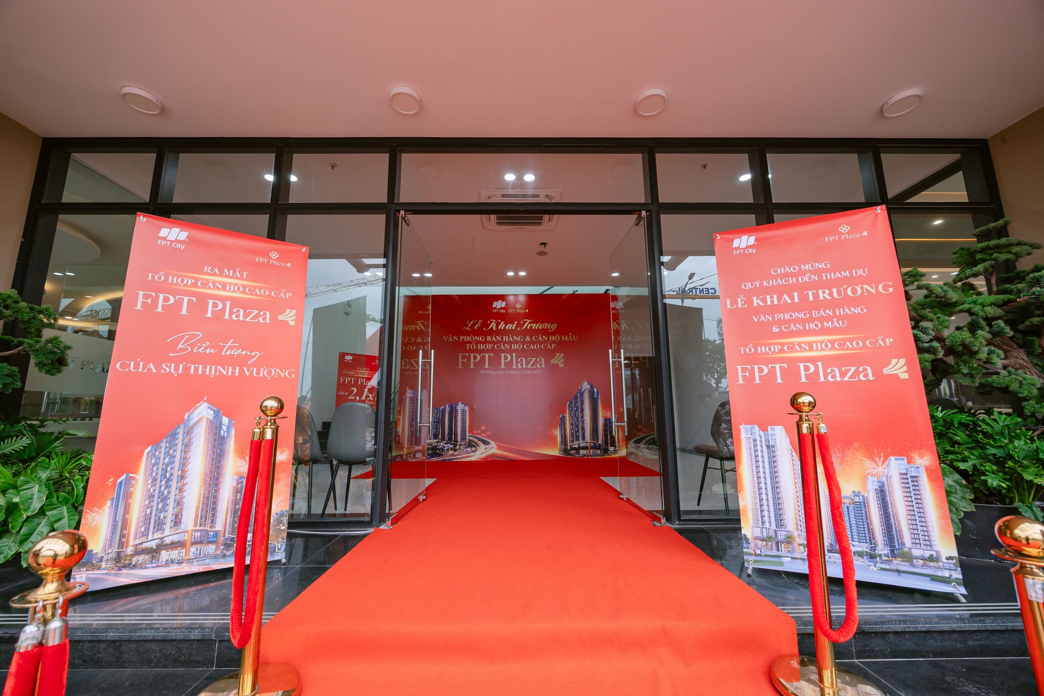 Grand opening event at FPT Plaza 4, featuring a red carpet entrance and promotional banners.